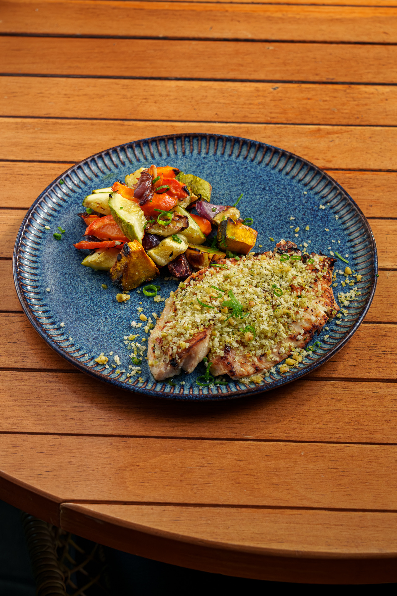 Filé empanado crocante com legumes grelhados