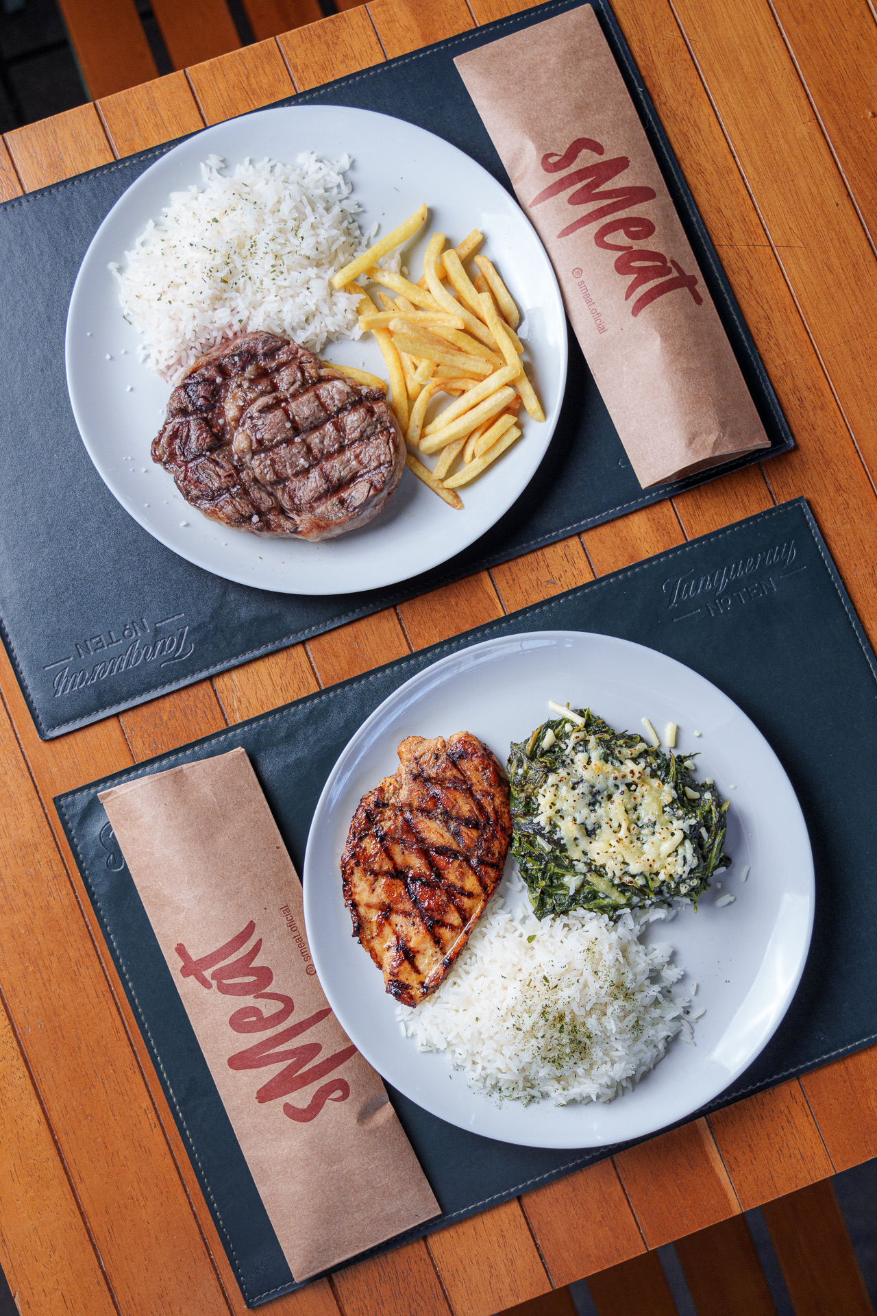Dois pratos de almoço executivo com arroz, fritas e salada