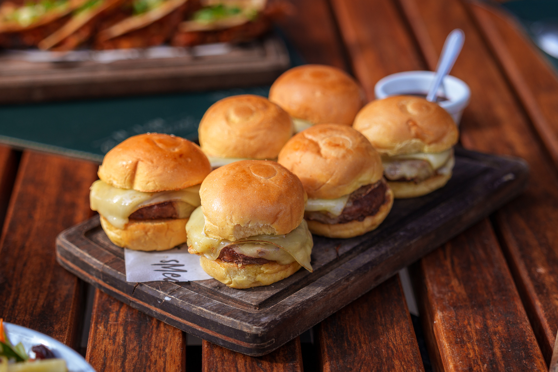 Tábua de mini burgers do Smeat