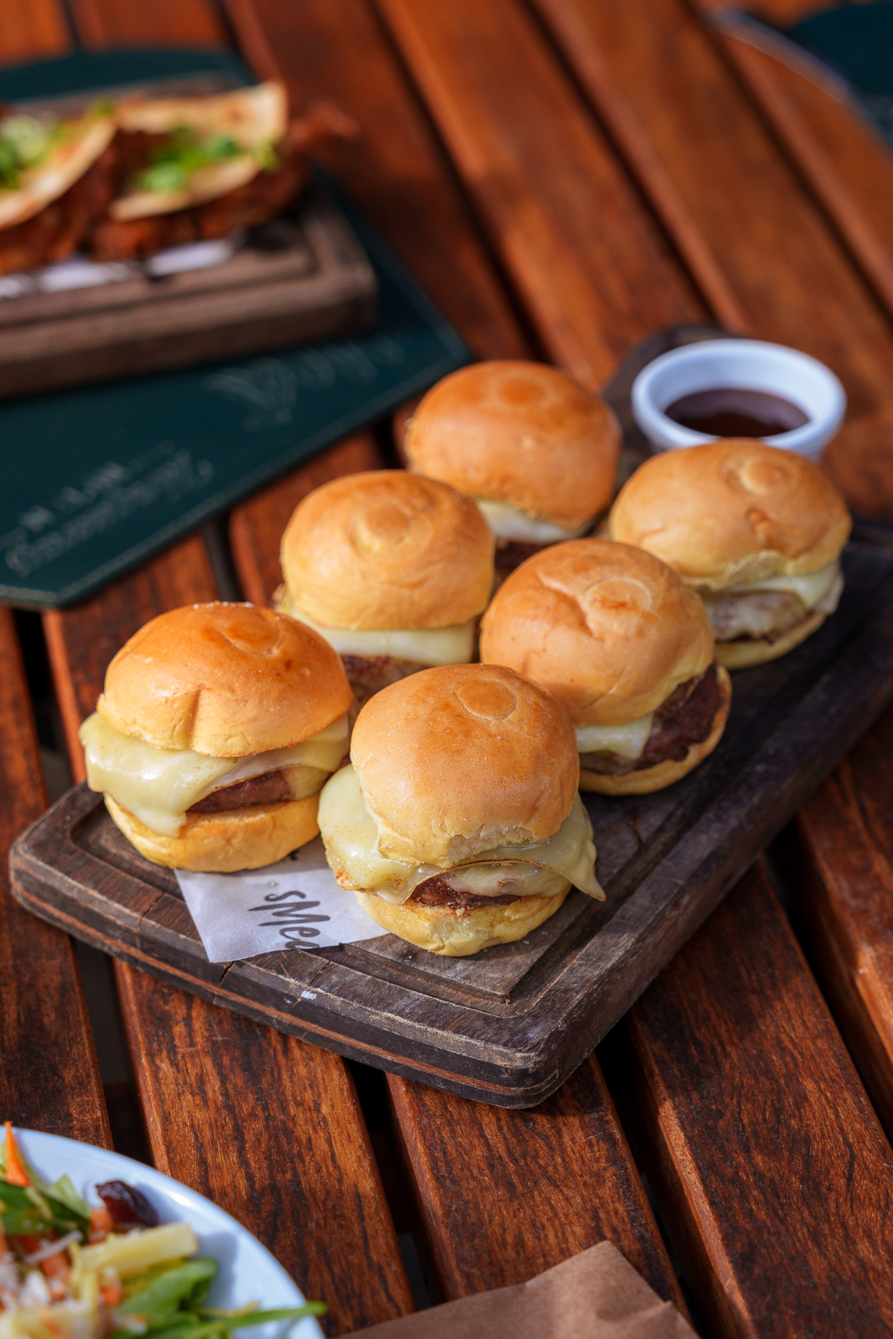 Mini burgers do Smeat servidos na tábua